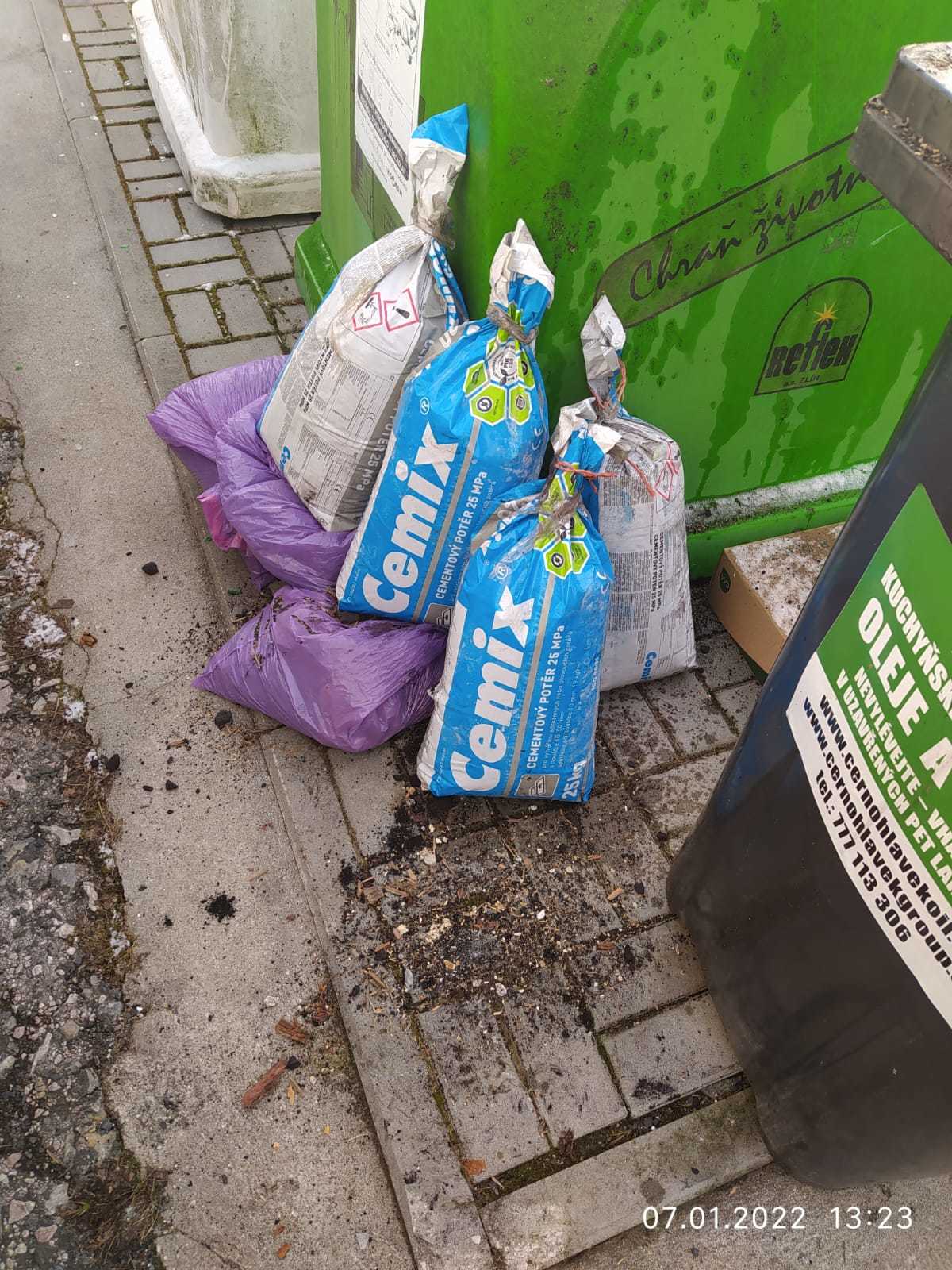 Sběr oleje - toto do popelnice na oleje určitě nepatří